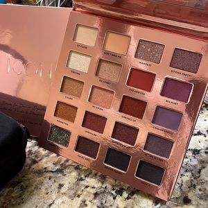 ICONIC LONDON Desk to Dance Eyeshadow Palette